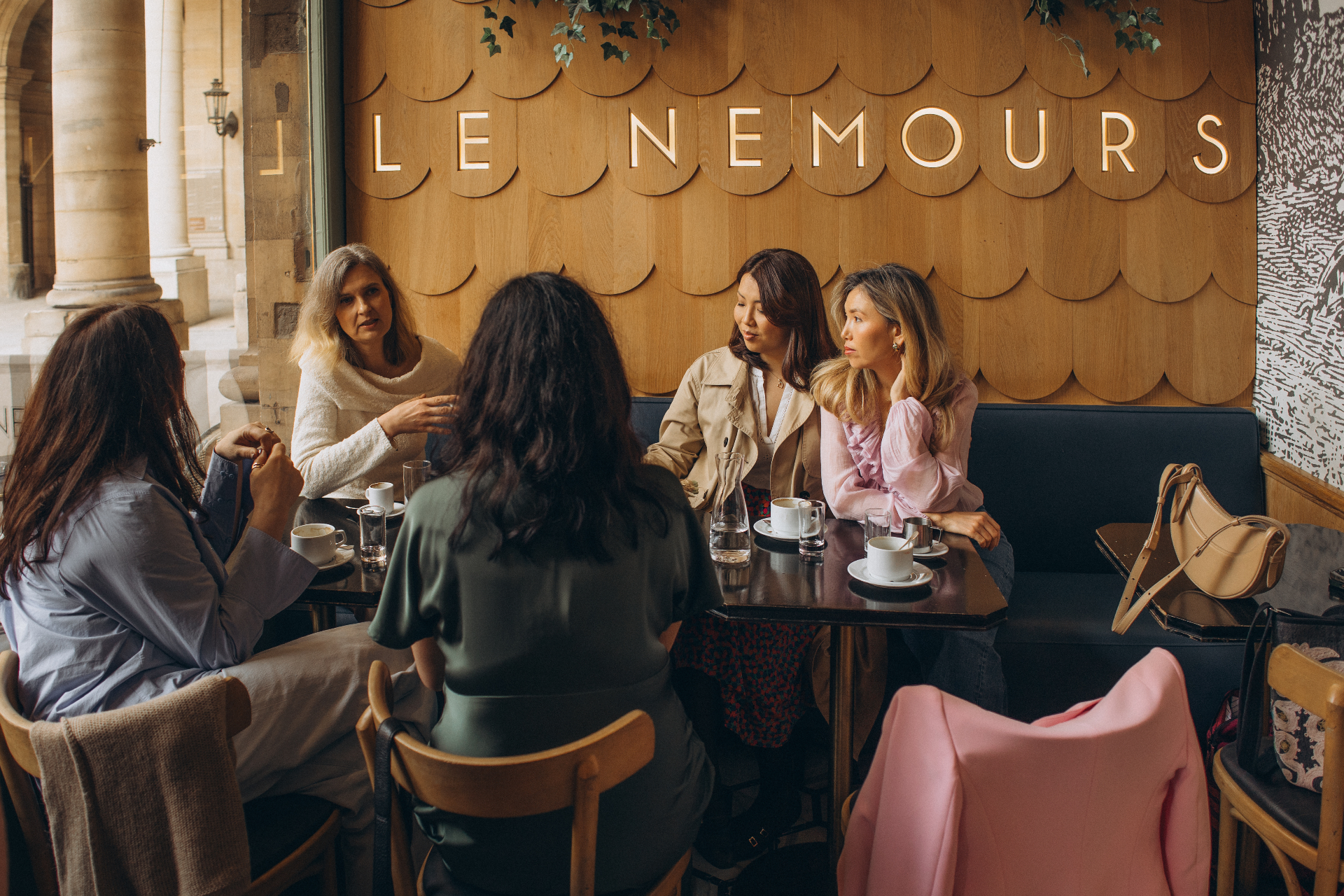 Rencontre entre mères autour d'un café